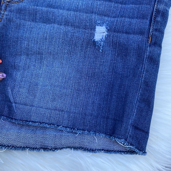 American Eagle medium wash frayed hem denim short - Picture 3 of 4
